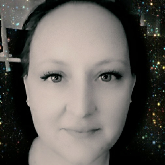 Meet your Posher, Stephanie - Picture 2 of 2